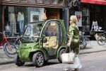 Amsterdam 16 mei 2020
Connie Witteman in groen gekleed met haar groene CCCC / Biro