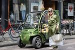 Amsterdam 16 mei 2020
Connie Witteman in groen gekleed met haar groene CCCC / Biro