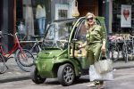 Amsterdam 16 mei 2020
Connie Witteman in groen gekleed met haar groene CCCC / Biro
