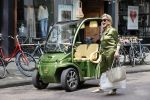 Amsterdam 16 mei 2020
Connie Witteman in groen gekleed met haar groene CCCC / Biro