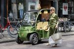 Amsterdam 16 mei 2020
Connie Witteman in groen gekleed met haar groene CCCC / Biro