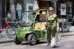 Amsterdam 16 mei 2020
Connie Witteman in groen gekleed met haar groene CCCC / Biro