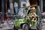 Amsterdam 16 mei 2020
Connie Witteman in groen gekleed met haar groene CCCC / Biro
