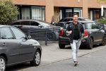 Purmerend 16 mei 2020
Dries Roelvink brengt op de fiets in een gele wielrentrui/broek een pakketje van OGER naar Danny de Munk die thuyis de deur opent als dries aan belt .