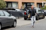 Purmerend 16 mei 2020
Dries Roelvink brengt op de fiets in een gele wielrentrui/broek een pakketje van OGER naar Danny de Munk die thuyis de deur opent als dries aan belt .