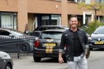 Purmerend 16 mei 2020
Dries Roelvink brengt op de fiets in een gele wielrentrui/broek een pakketje van OGER naar Danny de Munk die thuyis de deur opent als dries aan belt .