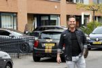 Purmerend 16 mei 2020
Dries Roelvink brengt op de fiets in een gele wielrentrui/broek een pakketje van OGER naar Danny de Munk die thuyis de deur opent als dries aan belt .