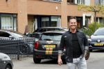 Purmerend 16 mei 2020
Dries Roelvink brengt op de fiets in een gele wielrentrui/broek een pakketje van OGER naar Danny de Munk die thuyis de deur opent als dries aan belt .