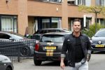 Purmerend 16 mei 2020
Dries Roelvink brengt op de fiets in een gele wielrentrui/broek een pakketje van OGER naar Danny de Munk die thuyis de deur opent als dries aan belt .