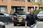 Purmerend 16 mei 2020
Dries Roelvink brengt op de fiets in een gele wielrentrui/broek een pakketje van OGER naar Danny de Munk die thuyis de deur opent als dries aan belt .
