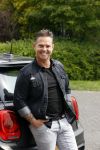 Purmerend 16 mei 2020
Dries Roelvink brengt op de fiets in een gele wielrentrui/broek een pakketje van OGER naar Danny de Munk die thuyis de deur opent als dries aan belt .