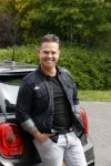 Purmerend 16 mei 2020
Dries Roelvink brengt op de fiets in een gele wielrentrui/broek een pakketje van OGER naar Danny de Munk die thuyis de deur opent als dries aan belt .