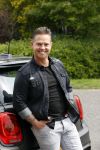 Purmerend 16 mei 2020
Dries Roelvink brengt op de fiets in een gele wielrentrui/broek een pakketje van OGER naar Danny de Munk die thuyis de deur opent als dries aan belt .