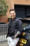 Purmerend 16 mei 2020
Dries Roelvink brengt op de fiets in een gele wielrentrui/broek een pakketje van OGER naar Danny de Munk die thuyis de deur opent als dries aan belt .