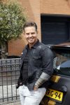 Purmerend 16 mei 2020
Dries Roelvink brengt op de fiets in een gele wielrentrui/broek een pakketje van OGER naar Danny de Munk die thuyis de deur opent als dries aan belt .