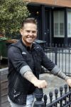 Purmerend 16 mei 2020
Dries Roelvink brengt op de fiets in een gele wielrentrui/broek een pakketje van OGER naar Danny de Munk die thuyis de deur opent als dries aan belt .