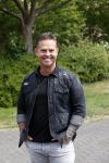 Purmerend 16 mei 2020
Dries Roelvink brengt op de fiets in een gele wielrentrui/broek een pakketje van OGER naar Danny de Munk die thuyis de deur opent als dries aan belt .