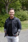 Purmerend 16 mei 2020
Dries Roelvink brengt op de fiets in een gele wielrentrui/broek een pakketje van OGER naar Danny de Munk die thuyis de deur opent als dries aan belt .