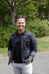 Purmerend 16 mei 2020
Dries Roelvink brengt op de fiets in een gele wielrentrui/broek een pakketje van OGER naar Danny de Munk die thuyis de deur opent als dries aan belt .
