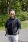 Purmerend 16 mei 2020
Dries Roelvink brengt op de fiets in een gele wielrentrui/broek een pakketje van OGER naar Danny de Munk die thuyis de deur opent als dries aan belt .