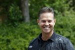 Purmerend 16 mei 2020
Dries Roelvink brengt op de fiets in een gele wielrentrui/broek een pakketje van OGER naar Danny de Munk die thuyis de deur opent als dries aan belt .