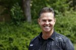 Purmerend 16 mei 2020
Dries Roelvink brengt op de fiets in een gele wielrentrui/broek een pakketje van OGER naar Danny de Munk die thuyis de deur opent als dries aan belt .