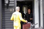 Purmerend 16 mei 2020
Dries Roelvink brengt op de fiets in een gele wielrentrui/broek een pakketje van OGER naar Danny de Munk die thuyis de deur opent als dries aan belt .