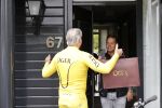 Purmerend 16 mei 2020
Dries Roelvink brengt op de fiets in een gele wielrentrui/broek een pakketje van OGER naar Danny de Munk die thuyis de deur opent als dries aan belt .
