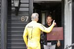 Purmerend 16 mei 2020
Dries Roelvink brengt op de fiets in een gele wielrentrui/broek een pakketje van OGER naar Danny de Munk die thuyis de deur opent als dries aan belt .