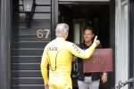 Purmerend 16 mei 2020
Dries Roelvink brengt op de fiets in een gele wielrentrui/broek een pakketje van OGER naar Danny de Munk die thuyis de deur opent als dries aan belt .