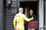 Purmerend 16 mei 2020
Dries Roelvink brengt op de fiets in een gele wielrentrui/broek een pakketje van OGER naar Danny de Munk die thuyis de deur opent als dries aan belt .
