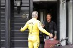 Purmerend 16 mei 2020
Dries Roelvink brengt op de fiets in een gele wielrentrui/broek een pakketje van OGER naar Danny de Munk die thuyis de deur opent als dries aan belt .