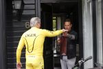 Purmerend 16 mei 2020
Dries Roelvink brengt op de fiets in een gele wielrentrui/broek een pakketje van OGER naar Danny de Munk die thuyis de deur opent als dries aan belt .
