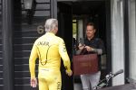 Purmerend 16 mei 2020
Dries Roelvink brengt op de fiets in een gele wielrentrui/broek een pakketje van OGER naar Danny de Munk die thuyis de deur opent als dries aan belt .