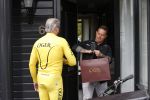 Purmerend 16 mei 2020
Dries Roelvink brengt op de fiets in een gele wielrentrui/broek een pakketje van OGER naar Danny de Munk die thuyis de deur opent als dries aan belt .