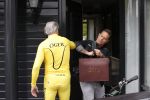 Purmerend 16 mei 2020
Dries Roelvink brengt op de fiets in een gele wielrentrui/broek een pakketje van OGER naar Danny de Munk die thuyis de deur opent als dries aan belt .