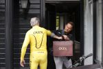 Purmerend 16 mei 2020
Dries Roelvink brengt op de fiets in een gele wielrentrui/broek een pakketje van OGER naar Danny de Munk die thuyis de deur opent als dries aan belt .