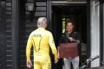 Purmerend 16 mei 2020
Dries Roelvink brengt op de fiets in een gele wielrentrui/broek een pakketje van OGER naar Danny de Munk die thuyis de deur opent als dries aan belt .