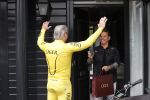 Purmerend 16 mei 2020
Dries Roelvink brengt op de fiets in een gele wielrentrui/broek een pakketje van OGER naar Danny de Munk die thuyis de deur opent als dries aan belt .
