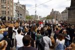 Amsterdam 1 juni 2020
Demonstratie op de dam tegen politiegeweld tegen donkere mensen naar aanleiding van de dood van George Floyd door poltieman in USA