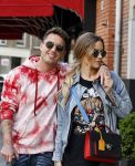 Amsterdam 14 mei 2020
Djarno Hofland met zijn vriendin Manon Kool op de cornelis schuytstraat