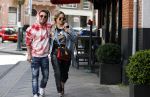 Amsterdam 14 mei 2020
Djarno Hofland met zijn vriendin Manon Kool op de cornelis schuytstraat