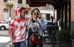 Amsterdam 14 mei 2020
Djarno Hofland met zijn vriendin Manon Kool op de cornelis schuytstraat