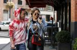 Amsterdam 14 mei 2020
Djarno Hofland met zijn vriendin Manon Kool op de cornelis schuytstraat