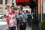 Amsterdam 14 mei 2020
Djarno Hofland met zijn vriendin Manon Kool op de cornelis schuytstraat