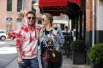 Amsterdam 14 mei 2020
Djarno Hofland met zijn vriendin Manon Kool op de cornelis schuytstraat