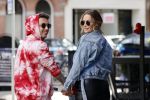 Amsterdam 14 mei 2020
Djarno Hofland met zijn vriendin Manon Kool op de cornelis schuytstraat