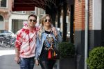 Amsterdam 14 mei 2020
Djarno Hofland met zijn vriendin Manon Kool op de cornelis schuytstraat