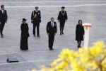 Amsterdam 4 mei 2020
Dodenherdenking op de dam zonder publiek vanwege Corona . Koning Willem Alexander Koningin Maxima Femke Halsema Gerdi Verbeet en Mark Rutte zijn aanwezig . Er ston veel politie aan de zijkanten en op de daken .