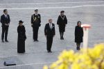 Amsterdam 4 mei 2020
Dodenherdenking op de dam zonder publiek vanwege Corona . Koning Willem Alexander Koningin Maxima Femke Halsema Gerdi Verbeet en Mark Rutte zijn aanwezig . Er ston veel politie aan de zijkanten en op de daken .